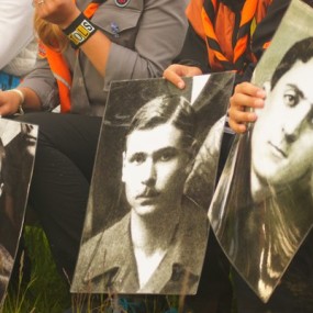 Костёр ДПВ (июнь 2014 года). В руках у ребят - фотографии погибших скаутов-разведчиков.